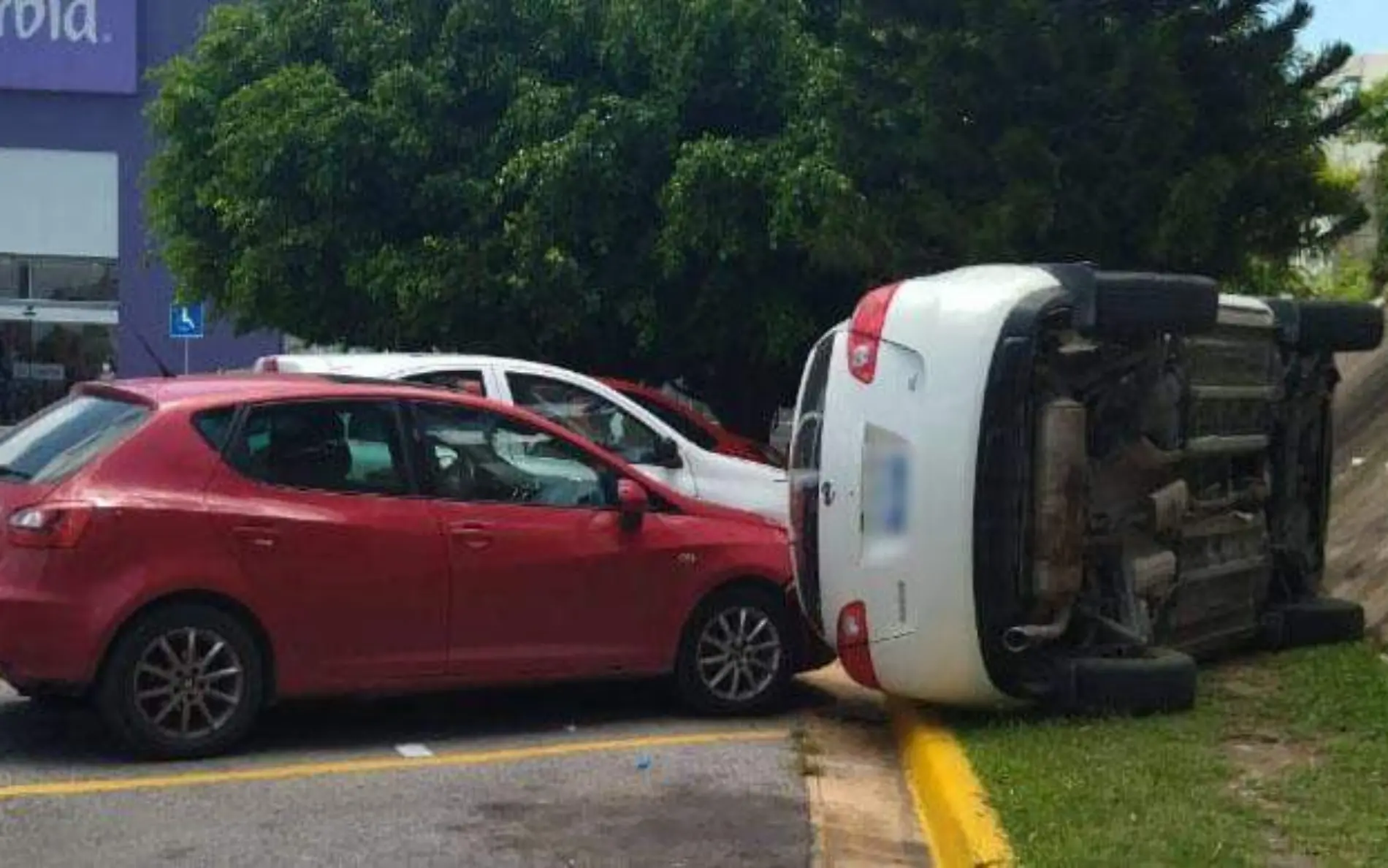 “Inusual” volcadura en estacionamiento de un centro comercial en Tampico